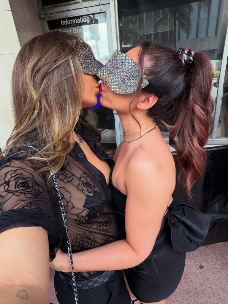 Lesbian couple JellyFilledGirls kissing 